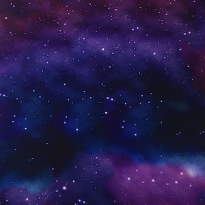 Op de afbeelding: Een stofpatroon met een diepe ruimtenevel-ontwerp in levendige tinten paars, donkerblauw en zwart. Het oppervlak is dicht bezaaid met talloze kleine, helderwitte stippen die sterren voorstellen, wat een kosmisch effect op het materiaal creëert.