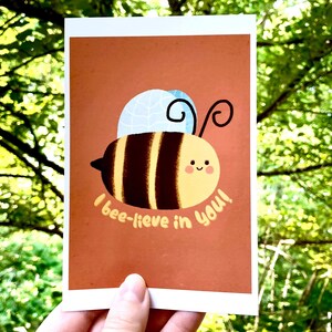 蜂のミニプリント | 蜂のアートプリント | ハニービーのアートプリント | かわいいプリント | 蜂のイラスト | ポジティブなプリント | かわいい装飾 | 信じる壁アート