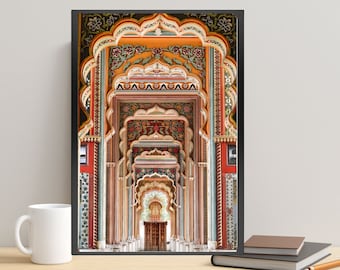 Op de afbeelding: Een kleurrijke, sierlijke boog met ingewikkelde details en een symmetrisch ontwerp. De boog is gemaakt van steen en is geschilderd in tinten rood, oranje, geel, groen en blauw. De boog is een populaire toeristische bestemming in India.