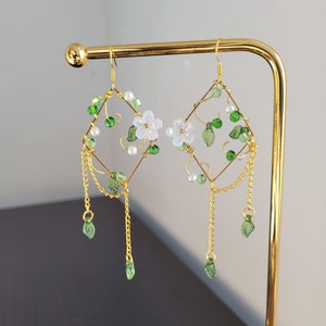 Boucles d'oreilles fée de la forêt verte | Pendants d'oreilles pendants avec vigne de la forêt enchantée | Boucles d'oreilles asymétriques elfe