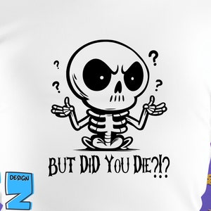 Op de afbeelding: Witte longsleeve t-shirt met een cartoon skelet met vraagtekens boven zijn hoofd. De tekst "But did you die?" is onder het skelet gedrukt.