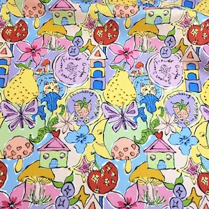 Könnte beinhalten: Ein Stoffdruck mit einem sich wiederholenden Muster aus gelben Birnen, roten Kirschen, rosa Blumen, blauen Blumen, grünen Häusern, Pilzen, Mondsicheln und runden Etiketten mit dem Text Sweet Flower Garden und Strawberry.