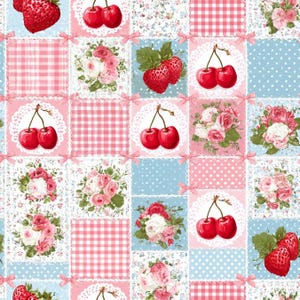 Peut inclure: Un motif de tissu patchwork composé de carrés alternés de fraises rouges, de paires de cerises rouges sur des napperons en dentelle blanche, de vichy rose et blanc, de pois bleu clair et de bouquets de roses roses et blanches avec des feuilles vertes.