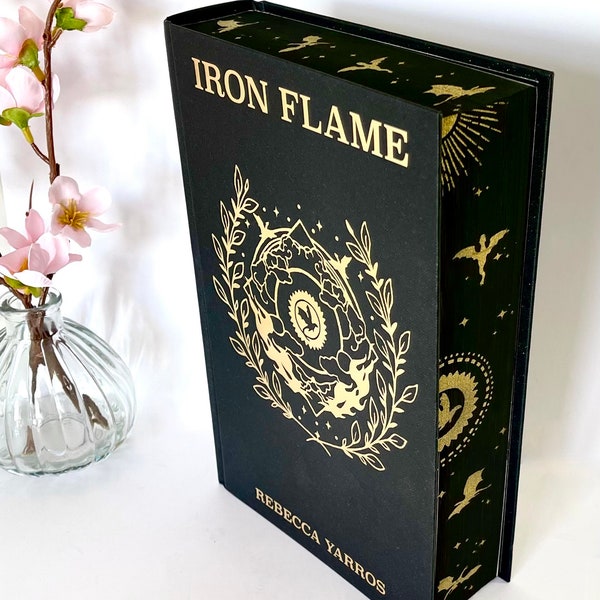 Flamme de fer par Rebecca Yarros. Livre relié avec une feuille d'or personnalisée sur la couverture et des bords pulvérisés noir et or.