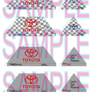 Könnte beinhalten: Verschiedene dreieckige Designs mit dem Toyota-Logo in Rot und Blau, mit Texten wie "TOYOTA", "TOYO TIRES", "TRD PRO" und "Let's Go Places". Die Designs haben karierte und graue Hintergründe.