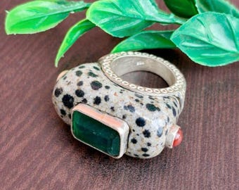 Dalmatisk jaspis, smaragd och rubin i sterlingsilver med statement-motiv