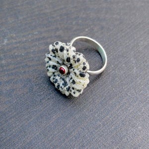 Naturlig dalmatisk ring: Smycken i 925 sterlingsilver, rubinfärgad accent