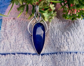 Handgjort päronhänge med blå safir: Ädelsten i sterlingsilver