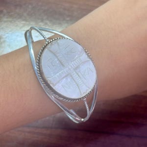 Armreif aus Sterlingsilber mit Perlmutt: Vintage-Schmuck im Südwest-Stil