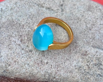 Anillo de calcedonia azul hecho a mano: anillo bohemio de plata de ley bañado en oro.