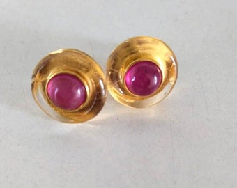 Puces d'oreilles rubis : lunette en argent faite main, accents de cristaux (6 mm)