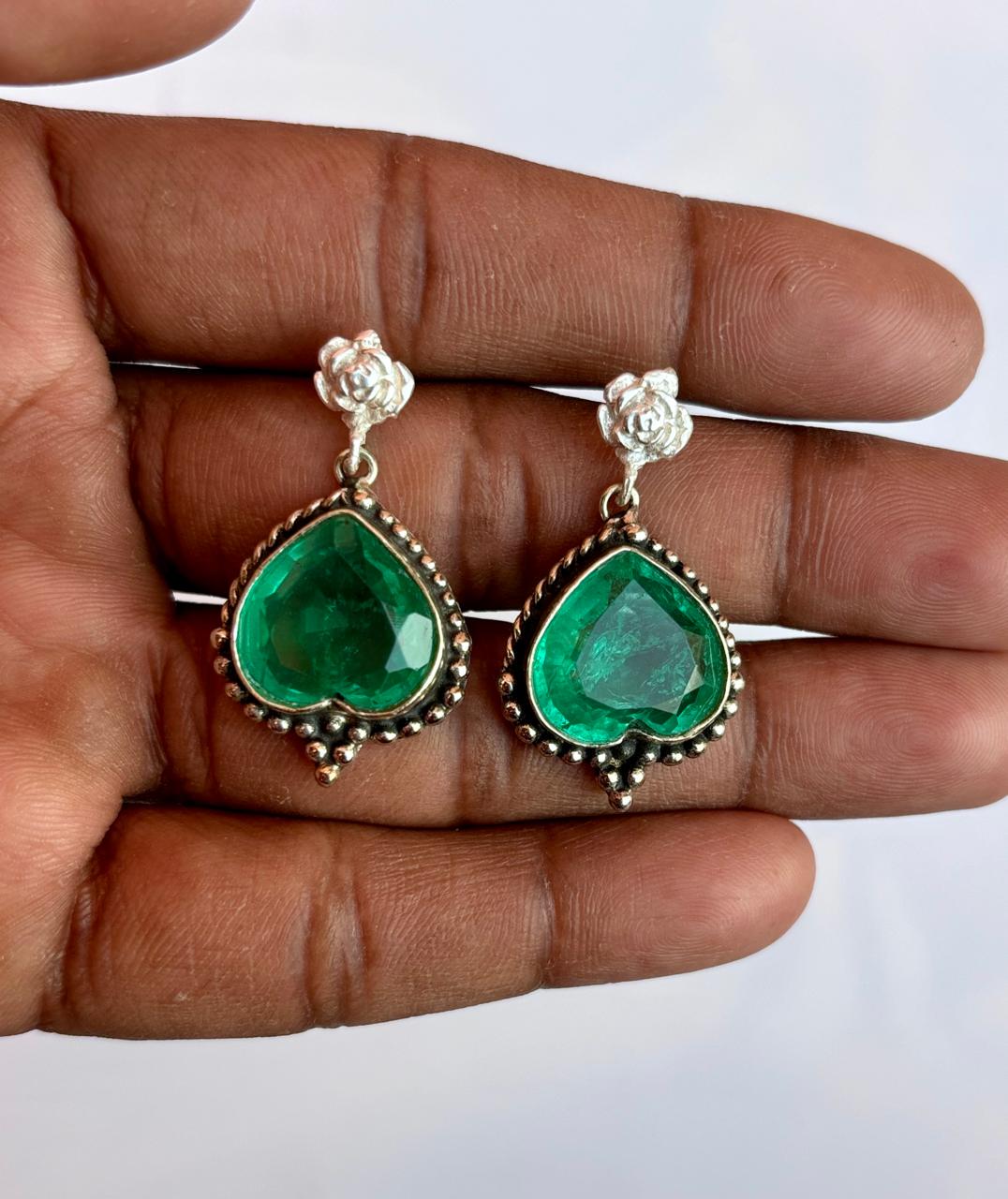 Orecchini a bottone in argento sterling con pietra portafortuna di giu