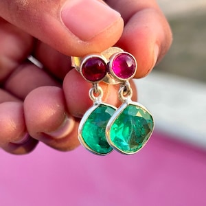 Pendientes de plata de ley con rubí y esmeralda: delicadas joyas con piedras preciosas