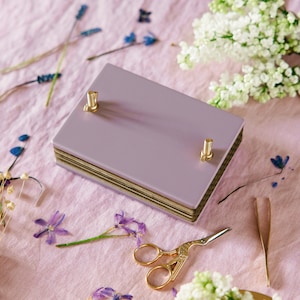 Prensa de flores lila A6 sin texto, kit de manualidades para niños de la naturaleza, prensa de flores de bolsillo de viaje, aprendizaje al aire libre Montessori, prensa de mini herbario