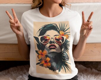 Puede incluir: Camiseta blanca con un estampado gráfico de una mujer con gafas de sol y rodeada de flores y hojas tropicales.