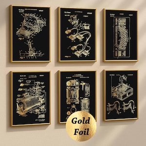Peut inclure: Six cadres avec des impressions de brevets en feuille d'or sur fond noir. Les impressions représentent divers schémas liés à l'informatique, notamment un ordinateur portable, des câbles et un clavier. Les cadres ont un bord doré, et un autocollant en feuille d'or est au centre.