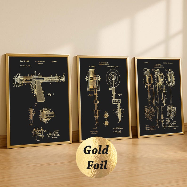 K&ouml;nnte beinhalten: Drei gerahmte Patentdrucke mit goldfarbenen Illustrationen auf schwarzem Hintergrund. Die Drucke befinden sich in goldenen Rahmen. Sie zeigen technische Zeichnungen verschiedener mechanischer Ger&auml;te. Ein goldener Folienkreis mit der Aufschrift "Gold Foil" befindet sich vor den Rahmen.