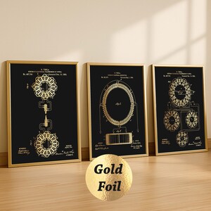 Könnte beinhalten: Drei gerahmte Drucke mit goldfarbenen technischen Diagrammen auf schwarzem Hintergrund. Die Drucke sind in goldenen Rahmen. Der Text "Gold Foil" befindet sich auf einer goldenen Kugel vor den Drucken.