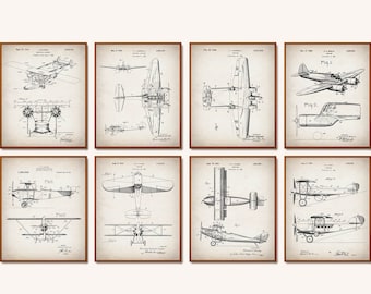 Op de afbeelding: Acht ingelijste vintage vliegtuigpatentprints. Elke print bevat gedetailleerde technische tekeningen van verschillende vliegtuigontwerpen, met data en patentnummers. De prints zijn in zwart-wit op een beige achtergrond, met bruine frames.