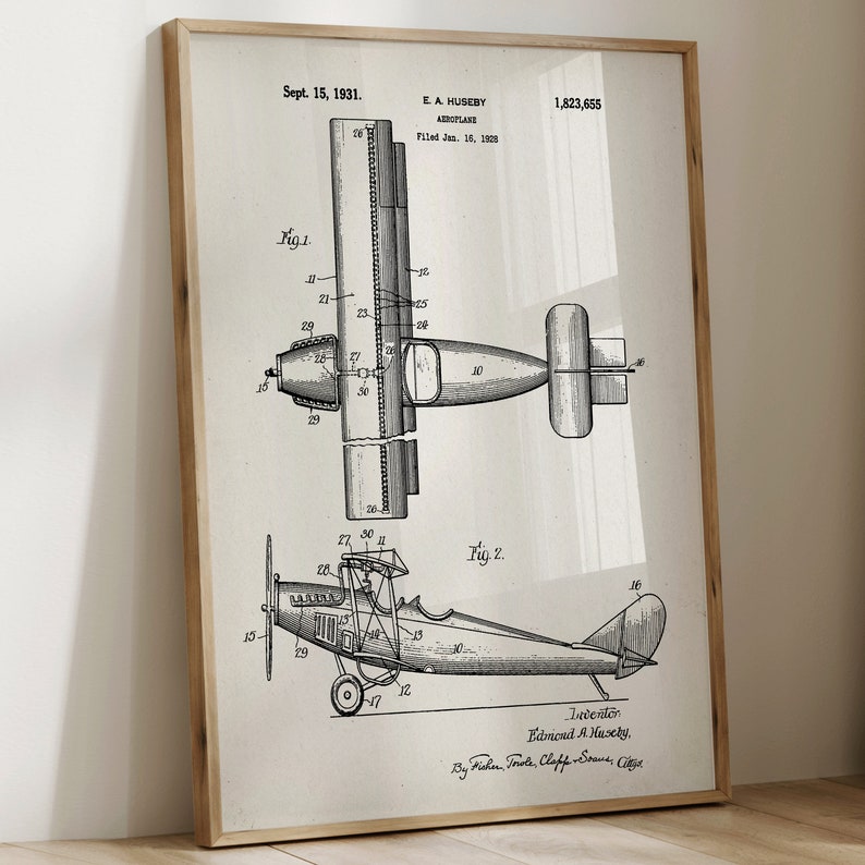 K&ouml;nnte beinhalten: Schwarz-wei&szlig;-Linienzeichnung eines Vintage-Flugzeugpatents. Das Patent tr&auml;gt den Titel "E.A. Huseby Airplane" und die Patentnummer lautet "1,823,655". Das Patent wurde am 16. Januar 1929 eingereicht und am 15. September 1931 erteilt.