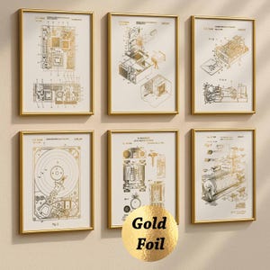 Peut inclure: Ensemble de trois mugs en céramique avec une finition mate et mouchetée. Les tasses sont de couleur crème, gris clair et gris foncé. Chaque mug a un design simple et minimaliste.