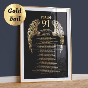 Könnte beinhalten: Goldfoliendruck von Psalm 91 mit goldenen Engelsflügeln auf schwarzem Hintergrund. Der Text des Psalms ist in Weiß gedruckt. Der Druck ist in einem goldenen Rahmen gerahmt.