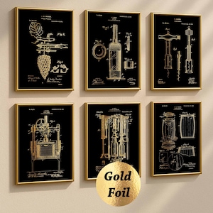 Może przedstawiać: Sześć oprawionych czarno-złotych wydruków patentowych z ilustracjami związanymi z winem. Wydruki zawierają schematy prasy do winogron, butelki wina i korkociągów. Ramki są złote, a ogólna estetyka jest vintage i elegancka.