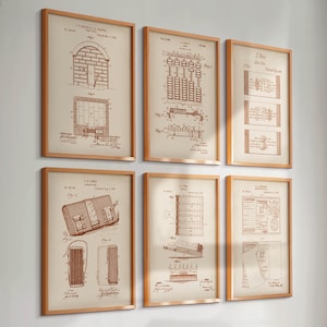 Può includere: Un set di sei stampe da parete incorniciate con illustrazioni di brevetti vintage in inchiostro marrone su sfondo beige chiaro. Ogni stampa mostra diagrammi tecnici, disegni meccanici e testo scritto a mano che descrive varie invenzioni storiche.