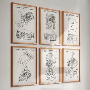 Könnte beinhalten: Sechs gerahmte Patentdrucke mit schwarz-weißen technischen Zeichnungen von Computerkomponenten. Die Drucke befinden sich in Holzrahmen und zeigen Schemata einer Computermaus, einer Diskette und anderer Hardware.