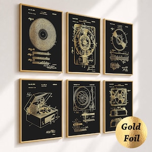 Pode incluir: Um conjunto de seis impressões de arte de parede verticais com ilustrações de patentes em folha de ouro de equipamentos de áudio vintage em fundos pretos. Cada impressão exibe diagramas técnicos, etiquetas e datas, em molduras douradas.