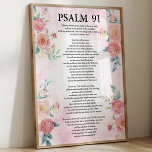Può includere: Un dipinto ad acquerello del Salmo 91, un passo biblico sulla ricerca di rifugio in Dio. Il testo è circondato da fiori rosa e bianchi.