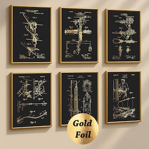 Op de afbeelding: Zes ingelijste kunstprints met goudkleurige technische diagrammen op een zwarte achtergrond. De prints zitten in gouden lijsten. De diagrammen lijken vintage patenten of technische illustraties te zijn. Het algemene thema is industrieel of wetenschappelijk.