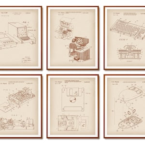 Può includere: Set di sei stampe incorniciate di brevetti di computer vintage. Ogni stampa presenta disegni tecnici dettagliati in toni seppia, che mostrano i primi progetti di computer, tra cui una tastiera, un mouse e un'unità di visualizzazione. Le stampe sono in cornici marroni.