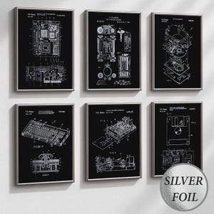 Peut inclure: Six impressions encadrées en noir et blanc de brevets de technologie informatique vintage. Les impressions comprennent des schémas d'une carte mère, d'une calculatrice, d'une souris, d'un clavier, d'un lecteur de disque et d'un lecteur de disquette. Les cadres sont argentés.