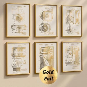 Può includere: Sei stampe incorniciate con diagrammi meccanici in lamina d'oro. Ogni stampa è in una cornice dorata e mostra disegni tecnici dettagliati su sfondo crema. Le stampe sono disposte in due file da tre, mostrando un'estetica vintage.