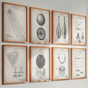 Può includere: Set di otto stampe di brevetti vintage con illustrazioni di attrezzature da bowling, tra cui birilli, palle da bowling e un bowling. Le stampe sono incorniciate in una cornice di legno chiaro e hanno uno sfondo bianco.