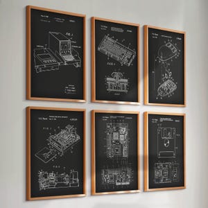 Może przedstawiać: Zestaw 7 czarno-białych wydruków vintage patentów komputerowych w miedzianych ramach. Wydruki przedstawiają ilustracje komputera, klawiatury, myszy, dyskietki i płytki drukowanej.