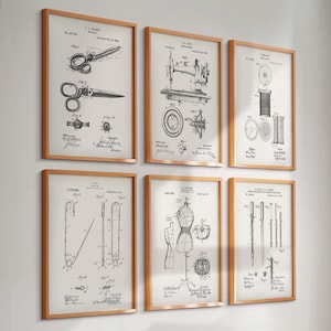 Può includere: Sei stampe incorniciate di brevetti di cucito vintage. Le stampe presentano illustrazioni dettagliate in bianco e nero di strumenti e attrezzature per cucire, tra cui forbici, una macchina da cucire e un manichino. Le cornici sono di colore marrone chiaro.