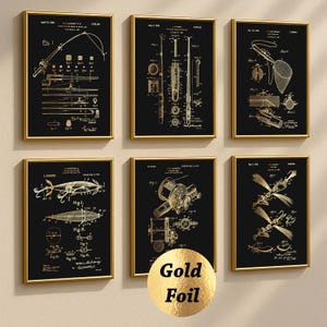 Può includere: Un set di sei stampe da parete incorniciate con illustrazioni tecniche di brevetti di attrezzatura da pesca color oro su sfondo nero. Ogni stampa mostra diagrammi dettagliati di canne, mulinelli, reti ed esche con etichette di testo.
