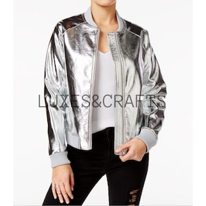 Blouson moto décontracté en cuir argenté métallisé pour femme, blouson argenté pour femme, blouson aviateur argenté métallisé pour femme.