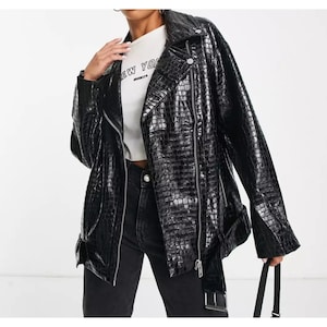 Damen schwarzes Patent mit Croc strukturierte feste lässige Motorrad Biker Lederjacke, Damen schwarze Lederjacke, Damen schwarze Jacke.