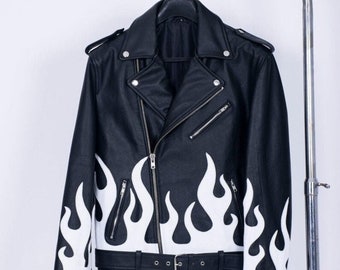 Giacca da motociclista in pelle da uomo, casual, su misura, con blocchi di colore, nera e rossa, con motivo a fiamme in pelle bianca e cintura piccola.