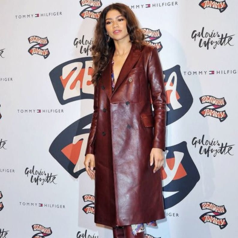 Trench/Cappotto lungo doppiopetto in pelle bordeaux di Zendaya - Edizione Celebrity immagine 2