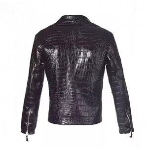 K&ouml;nnte beinhalten: Eine schwarze Jacke aus Krokodilleder mit Rei&szlig;verschluss und langen &Auml;rmeln.