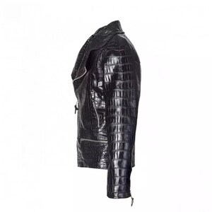 K&ouml;nnte beinhalten: Eine schwarze Lederjacke mit Krokodilmuster.