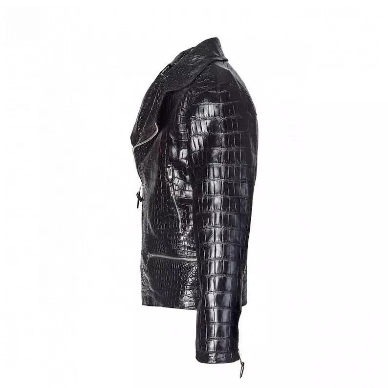 K&ouml;nnte beinhalten: Eine schwarze Lederjacke mit Krokodilmuster.