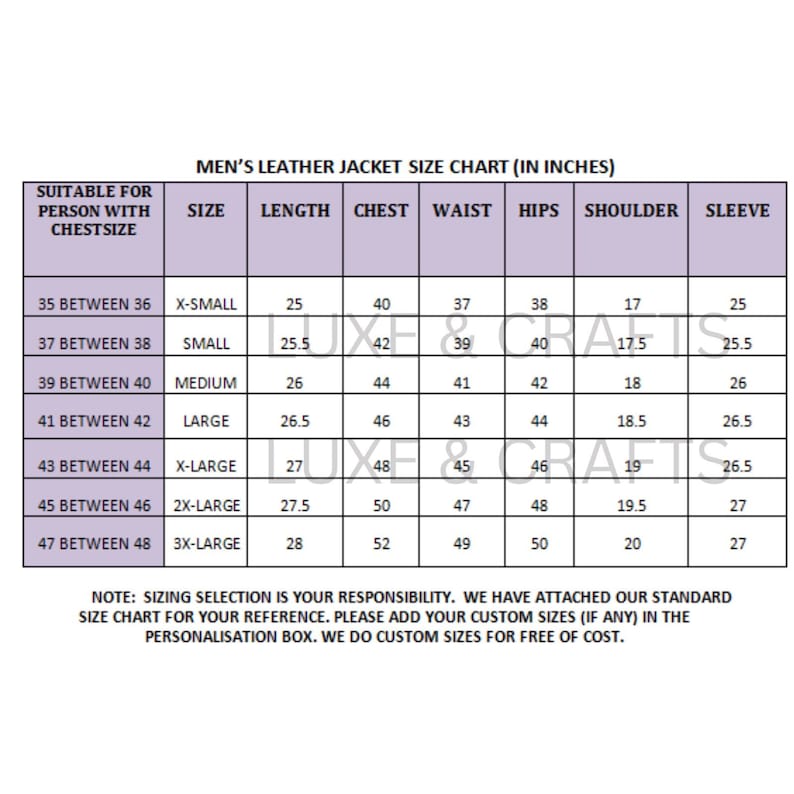 Pu&ograve; includere: Tabella delle taglie per giacche in pelle da uomo, con misure in pollici. La tabella mostra taglie da X-Small a 3X-Large, con misure di petto, vita e maniche. Il testo in basso indica che la scelta della taglia &egrave; responsabilit&agrave; del cliente.