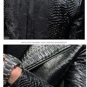 Pu&ograve; includere: Giacca in pelle nera con motivo a trama di rettile. La giacca presenta una chiusura con cerniera e una vestibilit&agrave; sartoriale. L'immagine include anche il testo: "METICULOUS TAILORING, DETAIL ORIENTED WORKMANSHIP."