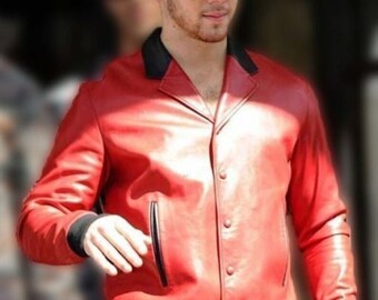 Nick Jonas Red Solid Casual Motociclista Bomber Estilo Chaqueta de Cuero, Hombres Chaqueta Bomber Roja, Hombres Chaqueta de Cuero Rojo - Edición Celebridad