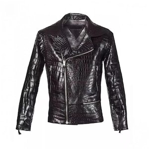 K&ouml;nnte beinhalten: Eine schwarze Lederjacke im Motorrad-Stil mit Rei&szlig;verschluss und Krokodil-Muster.